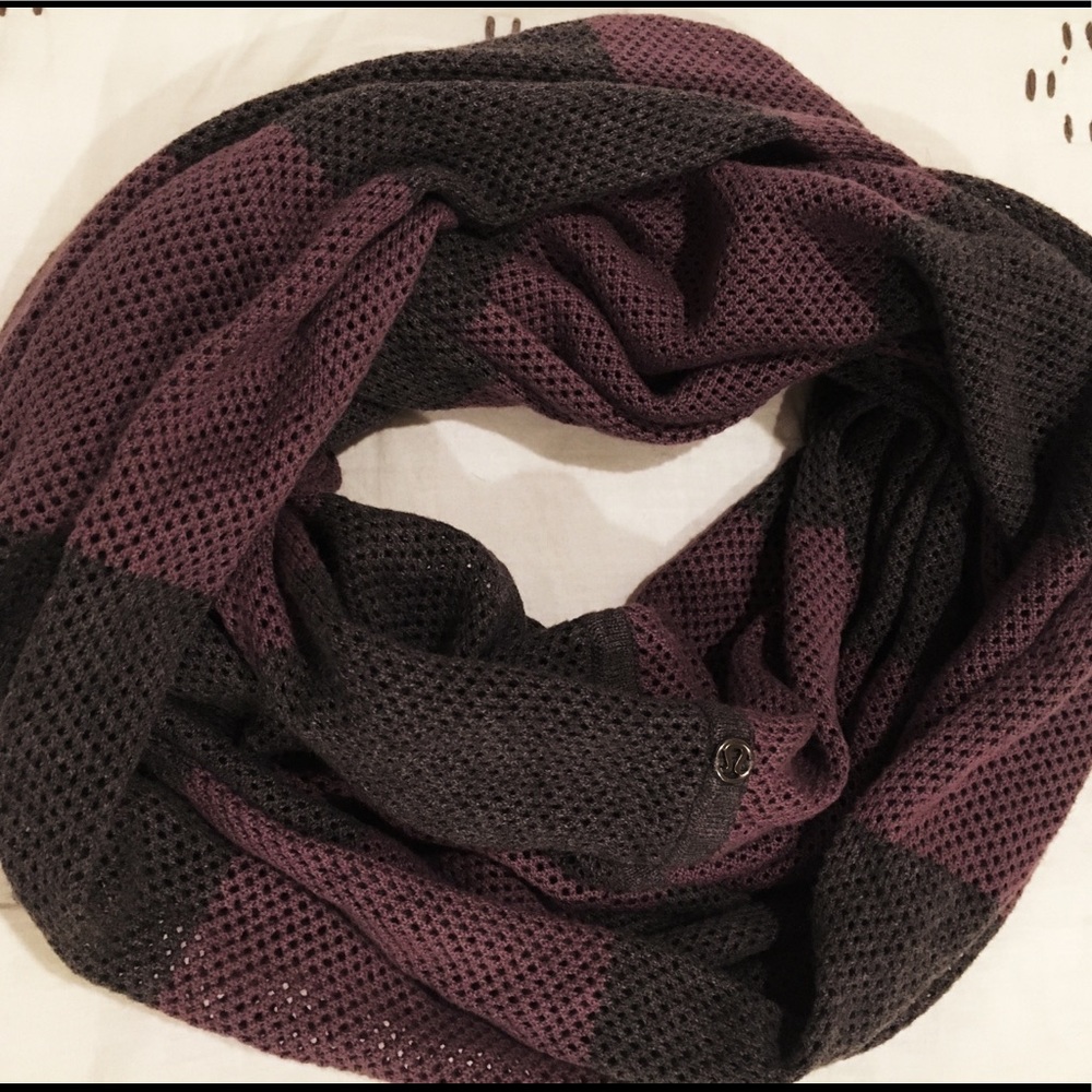 Lululemon infinity scarf.